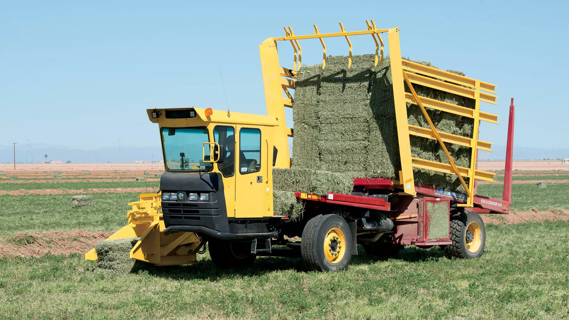 New Holland Stackcruiser® Self-Propelled Bale Wagons