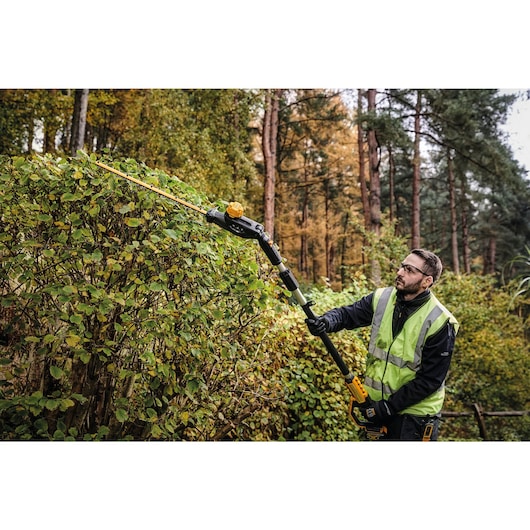 DEWALT 20V MAX* 22 in. Cordless Pole Hedge Trimmer (Tool Only)