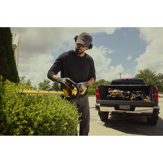 DEWALT 20V MAX* 22 in. Cordless Hedge Trimmer (Tool Only)