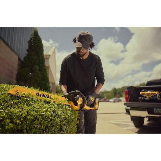 DEWALT 20V MAX* 22 in. Cordless Hedge Trimmer (Tool Only)