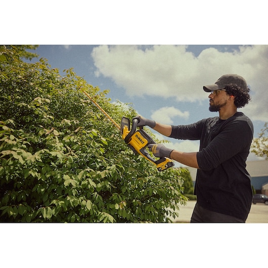 DEWALT 20V MAX* 22 in. Cordless Hedge Trimmer (Tool Only)